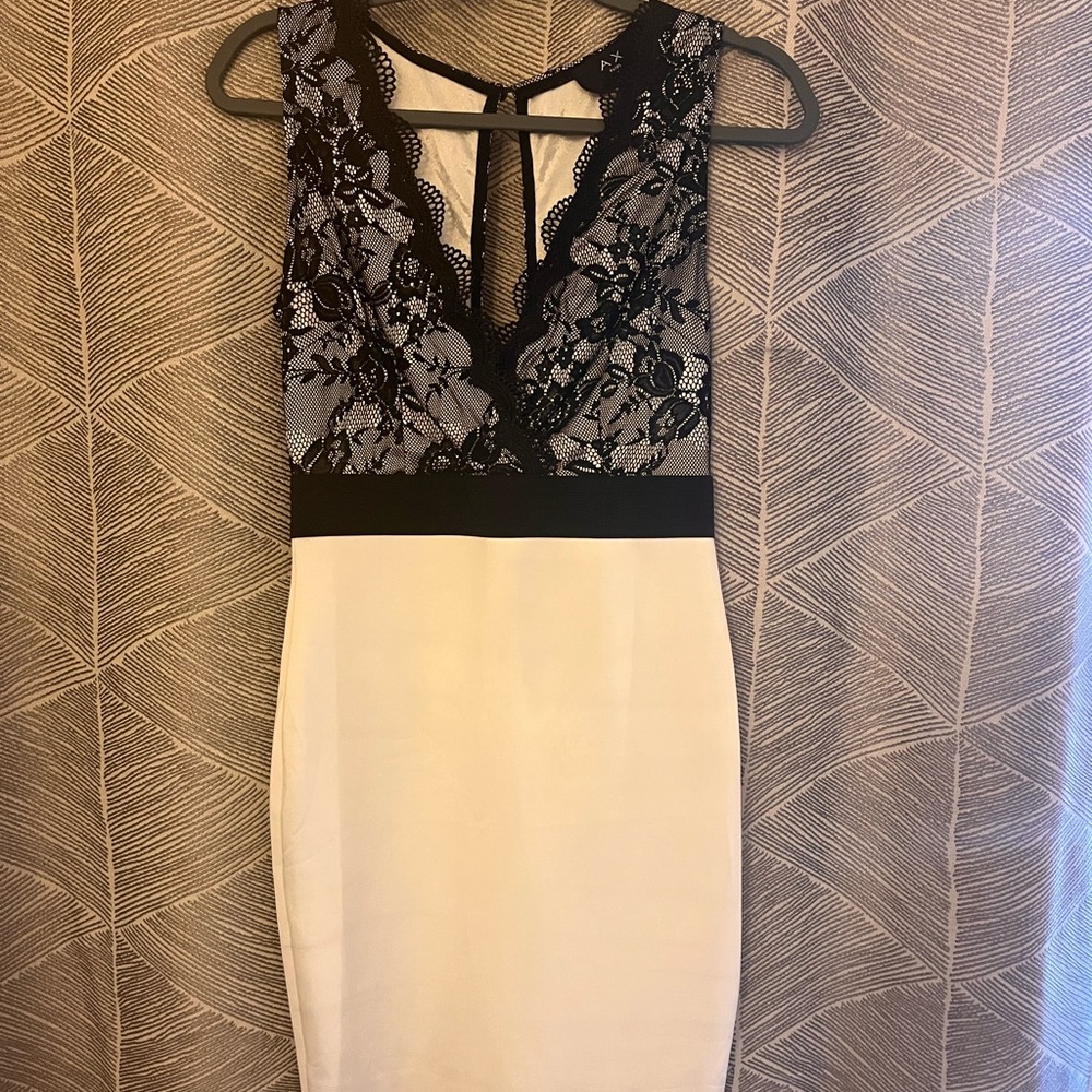 💙 White and black bodycon dress